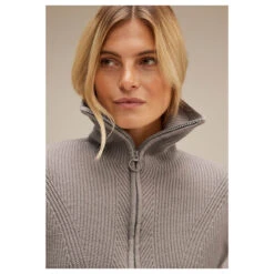 Street One Damen Pullunder Whisper Mocca Melange 10 Street One Damen Pullunder Whisper Mocca Melange -Modebekleidungs Geschäft street one sleeveless sweater troyer pollunder beige 15173 model detail vorne