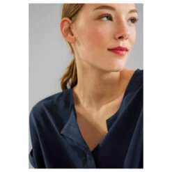 Street One Damen Kurzarm Bluse Deep Blue With Flap -Modebekleidungs Geschäft street one solid blouse flap placket blau 11238 detail vorne