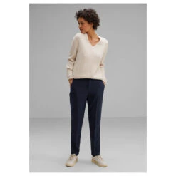 Street One Solid Twill Hose Deep Blue -Modebekleidungs Geschäft street one solid twill pants jeans blau 11238 model vorne