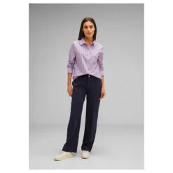 Street One Damen Langarm Bluse Striped Office Soft Pure Lilac -Modebekleidungs Geschäft street one striped office blouse bluse rosa 35289 model vorne