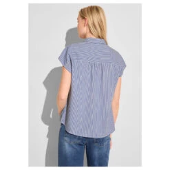 Street One Damen Kurzarm Bluse Striped Shirtcollar Original Blue -Modebekleidungs Geschäft street one striped shirtcollar blouse bluse blau 22289 model hinten