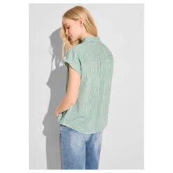 Street One Damen Kurzarm Bluse Striped Shirtcollar Soft Moss Green -Modebekleidungs Geschäft street one striped shirtcollar gruen 25816 model hinten