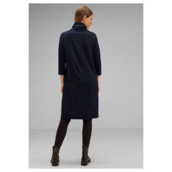 Street One Damen 3/4 Arm Kleid Deep Blue -Modebekleidungs Geschäft street one sweat dress with collar sweatkleid blau 11238 model hinten