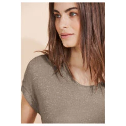 Street One Damen T-Shirt V-neck Shiny Safari Beige -Modebekleidungs Geschäft street one v neck shiny shirt beige 15617 model detail