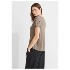 Street One Damen T-Shirt V-neck Shiny Safari Beige -Modebekleidungs Geschäft street one v neck shiny shirt beige 15617 model hinten