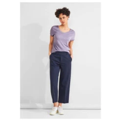 Street One Damen T-Shirt V-neck Shiny Lilac -Modebekleidungs Geschäft street one v neck shiny shirt violett 15153 model