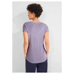 Street One Damen T-Shirt V-neck Shiny Lilac -Modebekleidungs Geschäft street one v neck shiny shirt violett 15153 model hinten