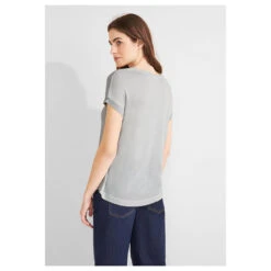 Street One Damen T-Shirt V-neck Shiny Pearl White -Modebekleidungs Geschäft street one v neck shiny shirt weiss 10108 model hinten