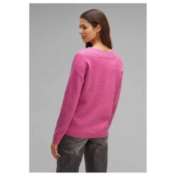 Street One Damen Pullover V-neck Sweater Cozy Pink Melange -Modebekleidungs Geschäft street one v neck sweater rosa 15310 model hinten