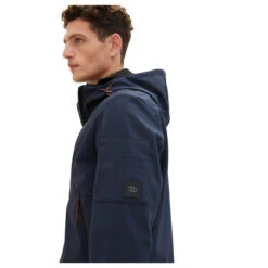 Tom Tailor Herren Jacke Softshell Jacket Sky Captain Blue -Modebekleidungs Geschäft tom tailer softshell jacket sky captain blue 10668 model seite