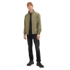 Tom Tailor Herren Jacke Casual Blouson Dusty Olive Green -Modebekleidungs Geschäft tom tailor casual blouson gruen 10415 ansicht ganzkoerper