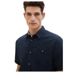 Tom Tailor Herren 1/2 Arm Hemd Sky Captain Blue 9 Tom Tailor Herren 1/2 Arm Hemd Sky Captain Blue -Modebekleidungs Geschäft tom tailor cotton linen shirt kurzarmhemd blau 10668 model detail vorne
