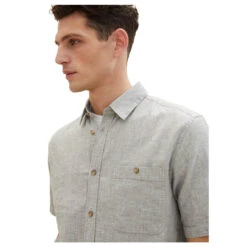 Tom Tailor Herren 1/2 Arm Hemd Smokey Olive Green -Modebekleidungs Geschäft tom tailor cotton linen shirt leinenhemd beige 34607 model detail vorne
