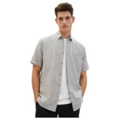 Tom Tailor Herren 1/2 Arm Hemd Smokey Olive Green -Modebekleidungs Geschäft tom tailor cotton linen shirt leinenhemd beige 34607 model front