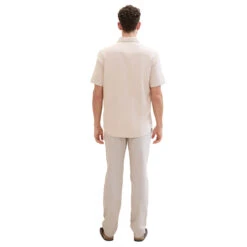 Tom Tailor Chino Leinenhose Caramel Beige Chambray 16 Tom Tailor Chino Leinenhose Caramel Beige Chambray -Modebekleidungs Geschäft tom tailor jeans regular cotton linen chino beige 31235 model hinten