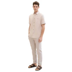 Tom Tailor Chino Leinenhose Caramel Beige Chambray 14 Tom Tailor Chino Leinenhose Caramel Beige Chambray -Modebekleidungs Geschäft tom tailor jeans regular cotton linen chino beige 31235 model vorne