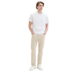 Tom Tailor Baumwollhose Light Cashew Beige -Modebekleidungs Geschäft tom tailor jeans regular performance pants beige 10336 model vorne