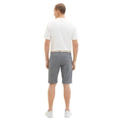 Tom Tailor Chino Baumwoll Bermuda Navy White Dobby -Modebekleidungs Geschäft tom tailor jeans slim chino berumda with belt shorts grau 29422 ansicht model hinten