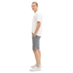 Tom Tailor Chino Baumwoll Bermuda Navy White Dobby -Modebekleidungs Geschäft tom tailor jeans slim chino berumda with belt shorts grau 29422 ansicht model seitlich