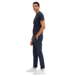 Tom Tailor Travis Chinohose Dark Ocean Blue -Modebekleidungs Geschäft tom tailor jeans slim chino blau 10668 ansicht model seitlich