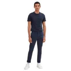 Tom Tailor Travis Chinohose Dark Ocean Blue -Modebekleidungs Geschäft tom tailor jeans slim chino blau 10668 ansicht model vorn