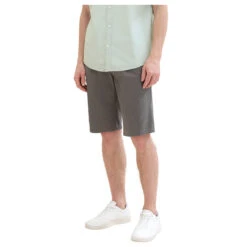 Tom Tailor Chino Baumwoll Bermuda Grey Structure Print -Modebekleidungs Geschäft tom tailor jeans slim printed chino shorts grau 34673 model vorne