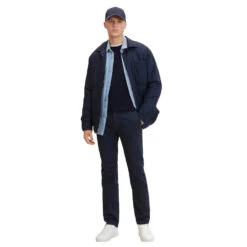 Tom Tailor Travis Chinohose Night Sky Blue -Modebekleidungs Geschäft tom tailor jeans travis chino dunkelblau 10668 ansicht model jacke