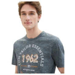 Tom Tailor Herren T-Shirt Navy Grey Mint Fine Stripes -Modebekleidungs Geschäft tom tailor logo tee t shirt grau 35181 model detail vorne