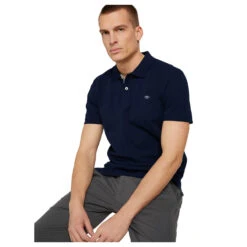 Tom Tailor Herren Piqué Poloshirt Contrast Sky Captain Blue -Modebekleidungs Geschäft tom tailor pique poloshirt sky captain blue 10668 model detail vorne