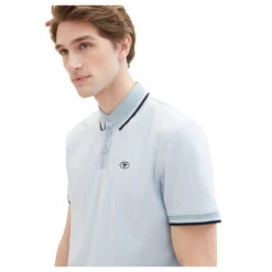 Tom Tailor Herren Piqué Poloshirt White Foggy Light Blue 11 Tom Tailor Herren Piqué Poloshirt White Foggy Light Blue -Modebekleidungs Geschäft tom tailor polo with detailed collar poloshirt blau 35199 model detail