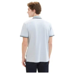 Tom Tailor Herren Piqué Poloshirt White Foggy Light Blue 9 Tom Tailor Herren Piqué Poloshirt White Foggy Light Blue -Modebekleidungs Geschäft tom tailor polo with detailed collar poloshirt blau 35199 model hinten