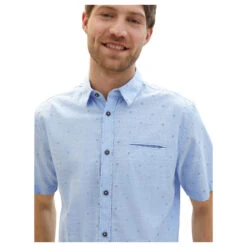 Tom Tailor Herren 1/2 Arm Hemd Light Blue Allover Print -Modebekleidungs Geschäft tom tailor printed shirt kurzarmhemd blau 34714 model detail vorne