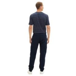 Tom Tailor Cargo Baumwollhose Sky Captain Blue -Modebekleidungs Geschäft tom tailor regular cargo blau 10668 ansicht model hinten stehend