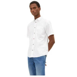 Tom Tailor 1/2 Arm Hemd White With Print -Modebekleidungs Geschäft tom tailor shirt printed rot blau 31320 ansicht model