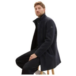 Tom Tailor Herren Mantel Wool Coat 2 In 1 Navy Blue Structure 10 Tom Tailor Herren Mantel Wool Coat 2 In 1 Navy Blue Structure -Modebekleidungs Geschäft tom tailor wool coat 2 1 wollmantel blau 24258 detail vorne
